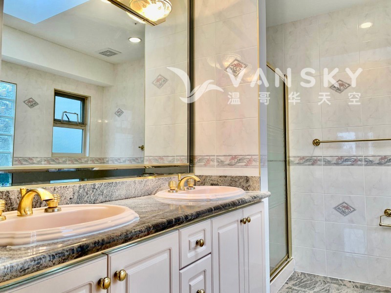 250716224243_12. master bed bath.JPEG